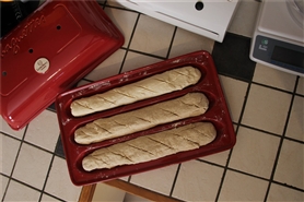 Moule à pain artisan miche et gros pain en céramique noir satin Truffe  Emile Henry en EXCLUSIVITE - Tom Press